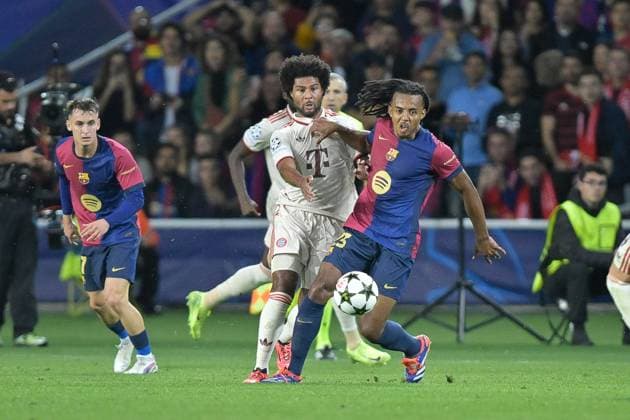 in duel, action, with Serge Gnabry 7 FC Bayern Muenchen , Jules Kounde 23 FC Barcelona , FC Barcelona vs FC Bayern Muenchen, Champions League, Soccer, Matchday 3, 23 10 2024 Barcelona Catalonia Spain Copyright: xkolbert-press FelipexMondinox