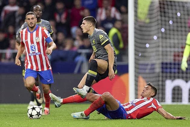 Nahuel Molina of Atletico de Madrid competes for the ball with Matias Fernandez-Pardo of Lille OSC during the UEFA Champions League match between Atletico de Madrid v LSCO Lille at Riyadh Air Metropolitano Stadium on October 23, 2024 in Madrid (Photo by: LGM) FOOTBALL : Atletico de Madrid vs LSCO Lille - UEFA Ligue des Champions - 23 10 2024 LGM Panoramic 