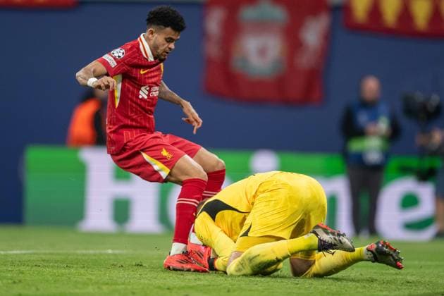Luis Diaz attacks Peter Gulacsi during UEFA Champions league match, RB Leipzig - FC Liverpool , 23. october 2024 Copyright: xMICHALxFAJT,ZOSPORTU.SKx DSC_5033
