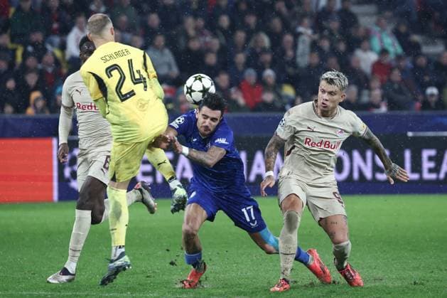 SOCCER - UEFA CL, RBS vs Zagreb SALZBURG,AUSTRIA,23.OCT.24 - SOCCER - UEFA Champions League, Red Bull Salzburg vs GNK Dinamo Zagreb. Image shows Alexander Schlager (RBS), Sandro Kulenovic (Zagreb) and Kamil Piatkowski (RBS).  GEPAxpictures xDavidxGeieregger