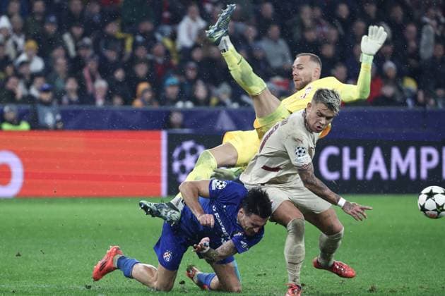 Sport Bilder des Tages SOCCER - UEFA CL, RBS vs Zagreb SALZBURG,AUSTRIA,23.OCT.24 - SOCCER - UEFA Champions League, Red Bull Salzburg vs GNK Dinamo Zagreb. Image shows Sandro Kulenovic (Zagreb), Alexander Schlager and Kamil Piatkowski (RBS).  GEPAxpictures xDavidxGeieregger