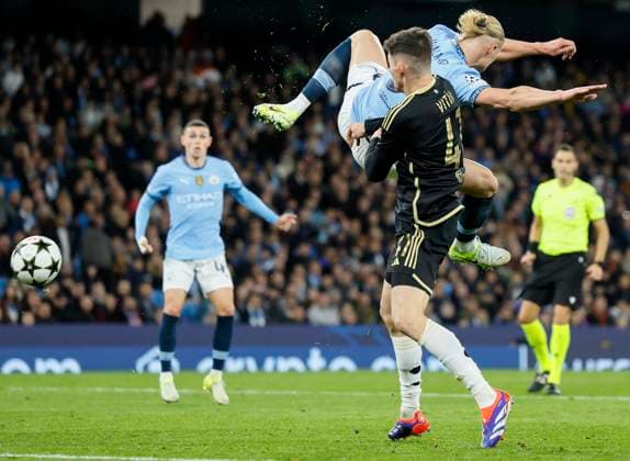 Sport Bilder des Tages Manchester City v AC Sparta Praha - UEFA Champions League 2024 25 League Phase MD3 Erling Haaland of Manchester City back heels his goal during the UEFA Champions League 2024 25 League Phase MD3 match between Manchester City and AC Sparta Praha at City of Manchester Stadium on October 23, 2024 in Manchester, England. Manchester City of Manchester Stadium England United Kingdom Copyright: xRichardxSellers Sportsphoto APLx 14050396