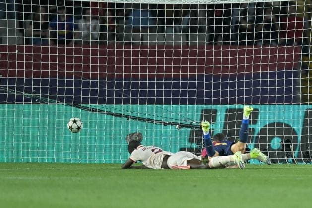 Robert Lewandowski 9 FC Barcelona scores 2 1, Dayot Upamecano 2 FC Bayern Muenchen , FC Barcelona vs FC Bayern Muenchen, Champions League, Soccer, Matchday 3, 23 10 2024 Barcelona Catalonia Spain Copyright: xkolbert-press FelipexMondinox
