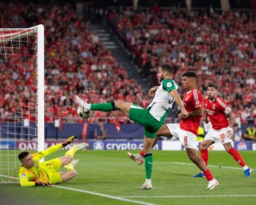 David Hancko of Feyenoord during the Champions League 2024 25 match between Benfica and Feyenoord, at Estadio da Luz, in Lisbon, Portugal. (Diogo Sautchuk) Copyright: xDiogoxSautchukx