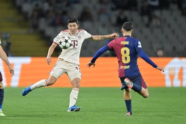 in duel, action, with Min jae Kim 3 FC Bayern Muenchen , Pedri 8 FC Barcelona , FC Barcelona vs FC Bayern Muenchen, Champions League, Soccer, Matchday 3, 23 10 2024 Barcelona Catalonia Spain Copyright: xkolbert-press FelipexMondinox