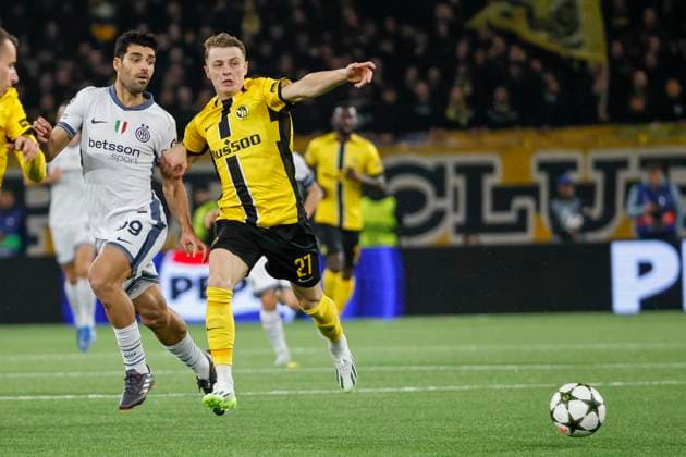 Mehdi Taremi Inter Milan, 99 and Lewin Blum BSC Young Boys, 27 in running duel , Football, UEFA Champions League, Matchday 3, 2024 2025, Young Boys Bern vs Inter Milan, 23 10 2024, Stadion Wankdorf, Bern, Switzerland Bern Stadion Wankdorf Canton Bern Switzerland Copyright: xGrantxHubbsx