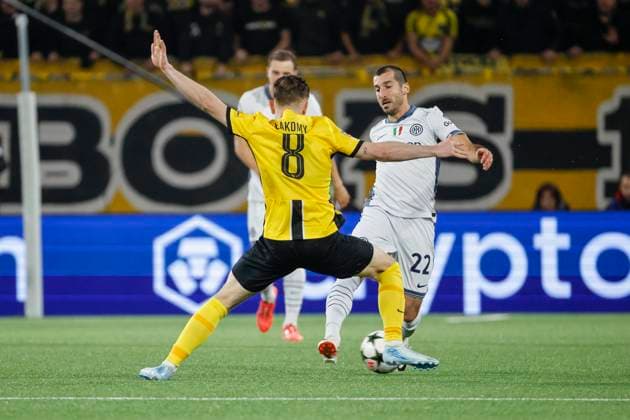 Lukasz Lakomy BSC Young Boys, 08 and Henrikh Mkhitaryan Inter Milan, 22 in duel , Football, UEFA Champions League, Matchday 3, 2024 2025, Young Boys Bern vs Inter Milan, 23 10 2024, Stadion Wankdorf, Bern, Switzerland Bern Stadion Wankdorf Canton Bern Switzerland Copyright: xGrantxHubbsx
