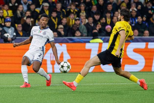 Denzel Dumfries Inter Milan, 02 and Jaouen Hadjam BSC Young Boys, 03 fighting for the ball , Football, UEFA Champions League, Matchday 3, 2024 2025, Young Boys Bern vs Inter Milan, 23 10 2024, Stadion Wankdorf, Bern, Switzerland Bern Stadion Wankdorf Canton Bern Switzerland Copyright: xGrantxHubbsx