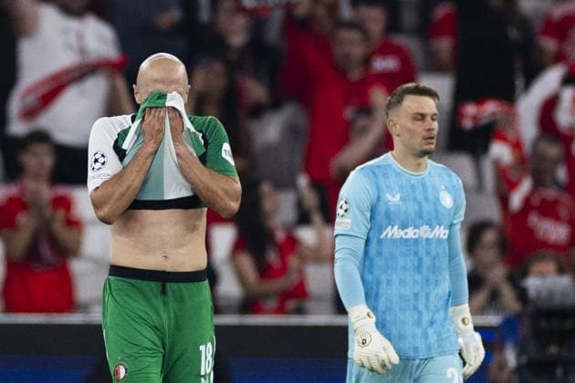 LISSABON - (l-r) Gernot Trauner of Feyenoord, Feyenoord goalkeeper Timon Wellenreutherbalen from the 1-2 during the UEFA Champions League match between Benfica and Feyenoord at Estadio do Benfica on Oct. 23, 2024 in Lisbon, Portugal. ANP KOEN VAN WEEL UEFA Champions League 2024 25 League Phase MD3 2024 25 xVIxANPxSportx xxANPxIVx 511659260 originalFilename: 511659260.jpg