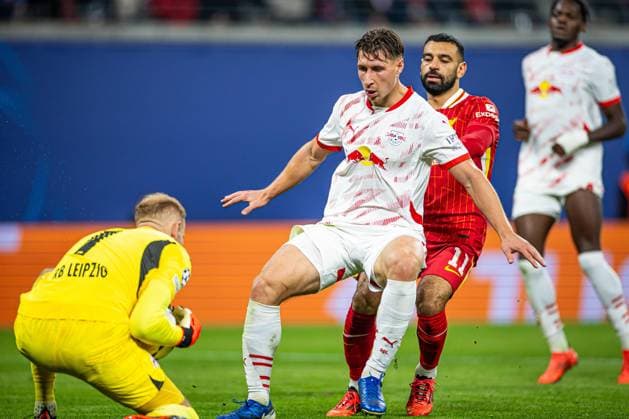 23.10.2024, LIPSK, PILKA NOZNA (FOOTBALL), LIGA MISTRZOW UEFA ( UEFA CHAMPIONS LEAGUE ), SEZON 2024 2025 MECZ RB LIPSK - LIVERPOOL ( RB LEIPZIG - FC LIVERPOOL ) NZ PETER GULACSI WILLI ORBAN MOHAMED SALAH FOTO LUKASZ SKWIOT CYFRASPORT NEWSPIX.PL --- Newspix.pl  20241023CSLS056