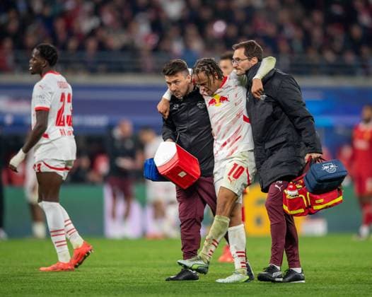 Football, Men, Season 2024 2025, Champions League League Phase, Matchday 3 , RB Leipzig FC Liverpool, v l Castello Lukeba RB Leipzig , Injury Xavi Simons RB Leipzig , 23 10 2024, Copyright: xSebastianxRäppold MatthiasxKochx