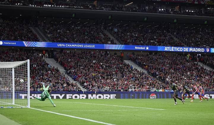Jonathan David of Lille OSC shoots a penalty and scores his team s second goal during the UEFA Champions League match between Atletico de Madrid v LSCO Lille at Riyadh Air Metropolitano Stadium on October 23, 2024 in Madrid (Photo by: LGM) FOOTBALL : Atletico de Madrid vs LSCO Lille - UEFA Ligue des Champions - 23 10 2024 LGM Panoramic 