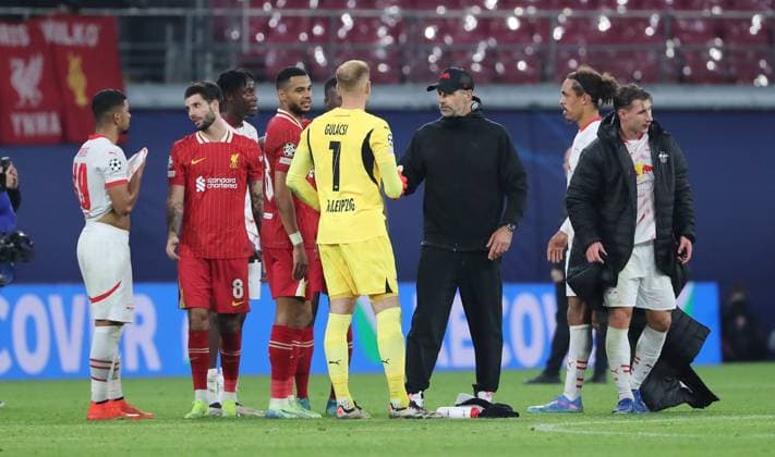 Benjamin Henrichs talks to Dominik Szoboszlai, goalkeeper Peter Gulacsi, coach Marco Rosenach End of game disappointed after end of game Disappointment Sport Football Soccer UEFA Champions League UCL Men 3 Matchday Season 2024 2025 23 10 2024 Rasen Ballsport RB Leipzig RBL vs Liverpool FC LFC DFL regulations prohibit any use of photographs as image sequences and or quasi video