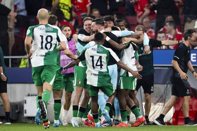 LISSABON - Feyenoord players celebrate 1-3 during the UEFA Champions League match between Benfica and Feyenoord at Estadio do Benfica on Oct. 23, 2024 in Lisbon, Portugal. ANP KOEN VAN WEEL UEFA Champions League 2024 25 League Phase MD3 2024 25 xVIxANPxSportx xxANPxIVx 511661445 originalFilename: 511661445.jpg