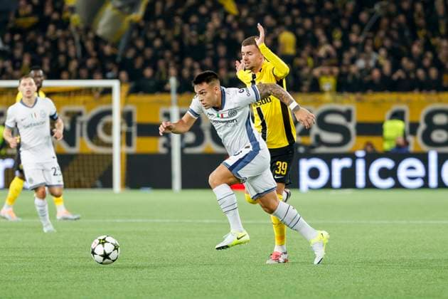 Lautaro Martinez Inter Milan, 10 and Darian Males BSC Young Boys, 39 in duel , Football, UEFA Champions League, Matchday 3, 2024 2025, Young Boys Bern vs Inter Milan, 23 10 2024, Stadion Wankdorf, Bern, Switzerland Bern Stadion Wankdorf Canton Bern Switzerland Copyright: xGrantxHubbsx