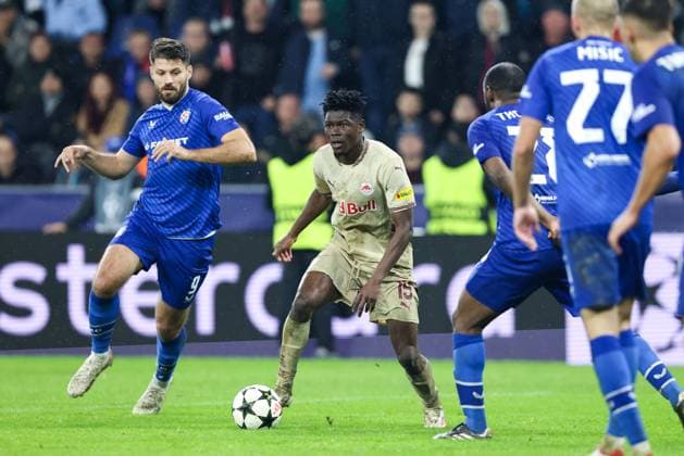 SOCCER - UEFA CL, RBS vs Zagreb SALZBURG,AUSTRIA,23.OCT.24 - SOCCER - UEFA Champions League, Red Bull Salzburg vs GNK Dinamo Zagreb. Image shows Bruno Petkovic (Zagreb) and Karim Konate (RBS).  GEPAxpictures xMathiasxMandl