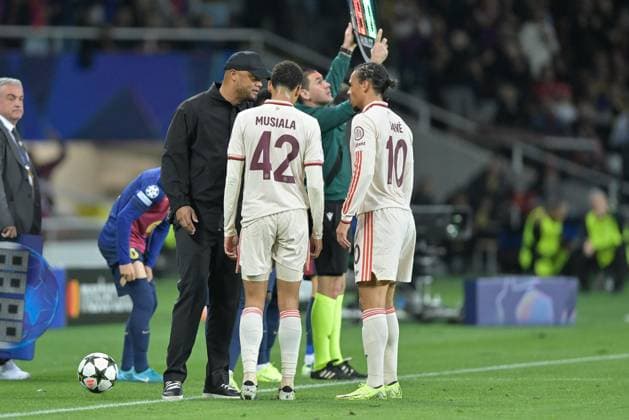 Jamal Musiala 42 FC Bayern Muenchen , Leroy Sane 10 FC Bayern Muenchen get instructions from head coach Vincent Kompany FC Bayern Muenchen , FC Barcelona vs FC Bayern Muenchen, Champions League, Soccer, Matchday 3, 23 10 2024 Barcelona Catalonia Spain Copyright: xkolbert-press FelipexMondinox