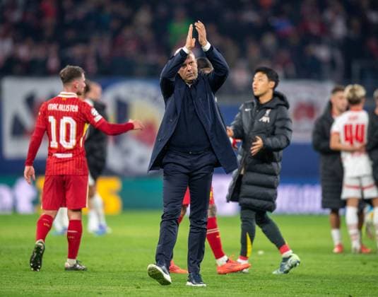 Football, Men, Season 2024 2025, Champions League League Phase, Matchday 3 , RB Leipzig Liverpool FC, Coach Arne Slot Liverpool FC , Cheering after the final whistle, back f l Alexis Mac Allister Liverpool FC , Wataru Endo Liverpool FC , 23 10 2024, Copyright: xSebastianxRäppold MatthiasxKochx