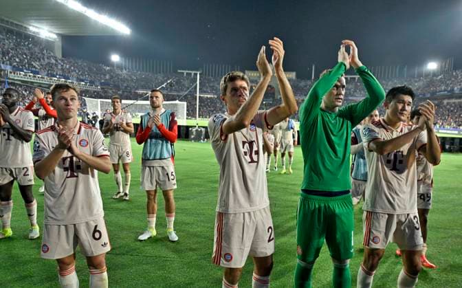 23 10 2024, Football UEFA Champions League 2024 2025, Matchday 3, FC Barcelona FC Bayern Munich, at Estadi Olimpic Lluis Companys Barcelona f l Joshua Kimmich FC Bayern Munich , Thomas Müller FC Bayern Munich , goalkeeper Manuel Neuer FC Bayern Munich and Minjae Kim Bayern Munich with the fans DFL and DFB regulations prohibit any use of photographs as image sequences and or quasi video