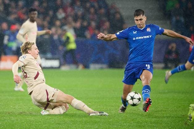 Salzburg, Austria October 23, 2024 Champions League 2024 2025 RB Salzburg vs GNK Dinamo Zagreb In the picture from left in the duel Mads Bidstrup RB , Raul Torrente Dinamo Zagreb Red Bull Arena Copyright: xFotostandx xWassmuthx