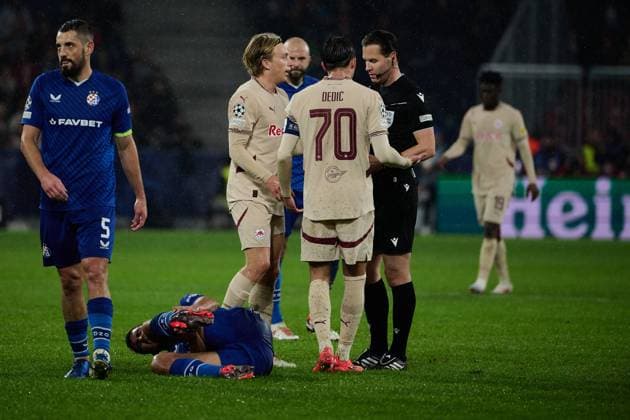 Salzburg, Austria October 23, 2024 Champions League 2024 2025 RB Salzburg vs GNK Dinamo Zagreb In the picture Arijan Ademi Dinamo Zagreb , Mads Bidstrup RB sees yellow from referee Danny Makkelie NED , after foul on Raul Torrente Dinamo Zagreb Red Bull Arena Copyright: xFotostandx xWassmuthx