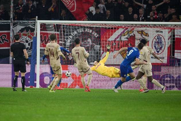 Salzburg, Austria October 23, 2024 Champions League 2024 2025 RB Salzburg vs GNK Dinamo Zagreb In the picture right scorer Bruno Petkovic Dinamo Zagreb scores the goal to 0 2, goalkeeper Janis Blaswich RB without a chance Red Bull Arena Copyright: xFotostandx xWassmuthx