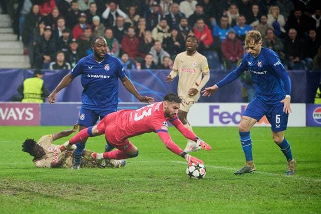 Salzburg, Austria October 23, 2024 Champions League 2024 2025 RB Salzburg vs GNK Dinamo Zagreb In the picture goalkeeper Ivan Nevistic Dinamo Zagreb Red Bull Arena Copyright: xFotostandx xWassmuthx