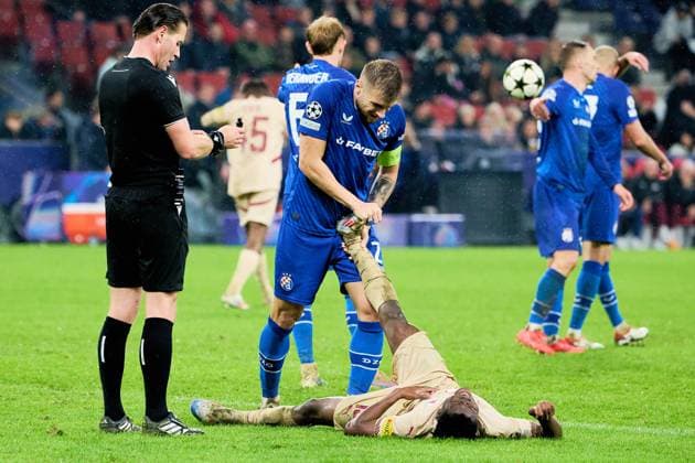 Salzburg, Austria October 23, 2024 Champions League 2024 2025 RB Salzburg vs GNK Dinamo Zagreb In the picture Stefan Ristovski Dinamo Zagreb releases a cramp at Karim Konate RB Red Bull Arena Copyright: xFotostandx xWassmuthx