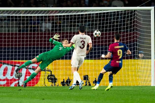 23 10 2024, xslx, Football UEFA Champions League, FC Barcelona FC Bayern München emspor, v l Manuel Neuer FC Bayern Muenchen DFL DFB REGULATIONS PROHIBIT ANY USE OF PHOTOGRAPHS as IMAGE SEQUENCES and or QUASI VIDEO Barcelona