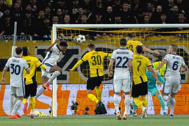 Bern, Switzerland, October 23st 2024: Denzel Dumfries (2 Inter) heads the ball during the UEFA Champions League football match between BSC Young Boys and FC Internazionale at Stadion Wankdorf in Bern, Switzerland. Philipp Kresnik (Philipp Kresnik Kresnikphotographie SPP) Copyright: xPhilippxKresnikx xKresnikphotographiex xSPPx spp-en-PhKrKrSp-_KRE4515-Verbessert-RR