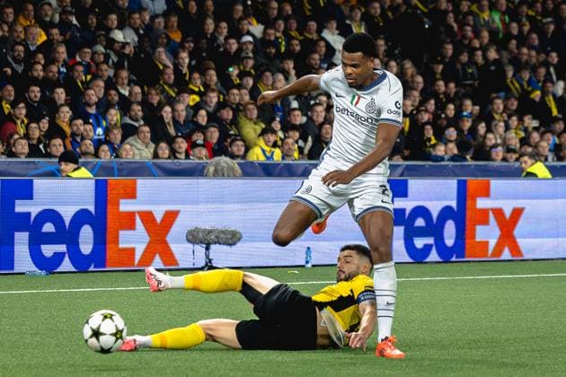 Bern, Switzerland, October 23st 2024: A duel between Denzel Dumfries (2 Inter) and Loris Benito (23 YB) during the UEFA Champions League football match between BSC Young Boys and FC Internazionale at Stadion Wankdorf in Bern, Switzerland. Philipp Kresnik (Philipp Kresnik Kresnikphotographie SPP) Copyright: xPhilippxKresnikx xKresnikphotographiex xSPPx spp-en-PhKrKrSp-_KRE8275-Verbessert-RR