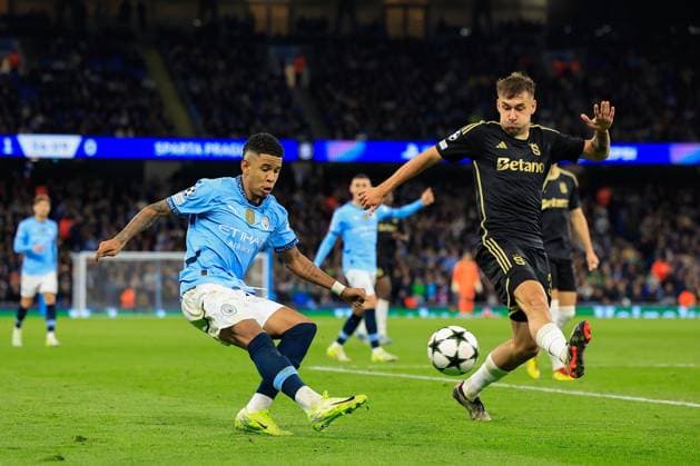 Manchester City v Sparta Prague Champions League 23 10 2024. Savinho (26) of Manchester City crosses the ball watched by Matej Rynes (32) of Sparta Prague during the Champions League match between Manchester City and Sparta Prague at the Etihad Stadium, Manchester, England on 23 October 2024. Manchester Etihad Stadium Manchester England Editorial use only , Copyright: xConorxMolloyx PSI-20645-0105