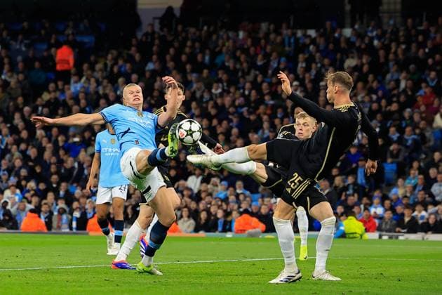 Manchester City v Sparta Prague Champions League 23 10 2024. Erling Haaland (9) of Manchester City and Asger Sorensen (25) of Sparta Prague stretch to reach the ball during the Champions League match between Manchester City and Sparta Prague at the Etihad Stadium, Manchester, England on 23 October 2024. Manchester Etihad Stadium Manchester England Editorial use only , Copyright: xConorxMolloyx PSI-20645-0109