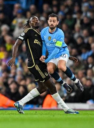 Manchester City v AC Sparta Prague UEFA Champions League Victor Olatunji of Sparta Prague fouls Bernardo Silva of Manchester City during the UEFA Champions League match at the Etihad Stadium, Manchester UK Newspapers OUT Copyright: xKarlxVallantinex FIL-20817-0050