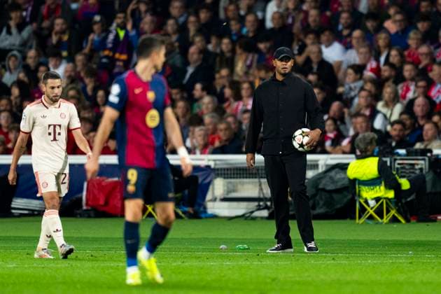23 10 2024, xslx, Football UEFA Champions League, FC Barcelona FC Bayern Munich emspor, v l Vincent Kompany coach FC Bayern Muenchen DFL DFB REGULATIONS PROHIBIT ANY USE OF PHOTOGRAPHS as IMAGE SEQUENCES and or QUASI VIDEO Barcelona