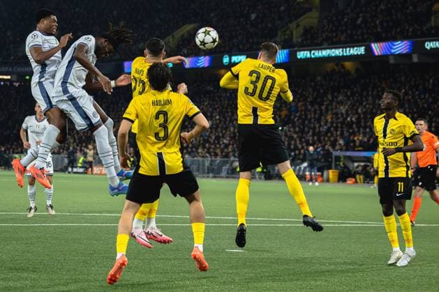 Bern, Switzerland, October 23st 2024: Yann-Aurel Bisseck (31 Inter)heads the ball during the UEFA Champions League football match between BSC Young Boys and FC Internazionale at Stadion Wankdorf in Bern, Switzerland. Philipp Kresnik (Philipp Kresnik Kresnikphotographie SPP) Copyright: xPhilippxKresnikx xKresnikphotographiex xSPPx spp-en-PhKrKrSp-_KRE8266-Verbessert-RR