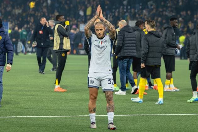 Bern, Switzerland, October 23st 2024: Federico Dimarco (32 Inter) cheers at the end of the UEFA Champions League football match between BSC Young Boys and FC Internazionale at Stadion Wankdorf in Bern, Switzerland. Philipp Kresnik (Philipp Kresnik Kresnikphotographie SPP) Copyright: xPhilippxKresnikx xKresnikphotographiex xSPPx spp-en-PhKrKrSp-_KRE8501-Verbessert-RR