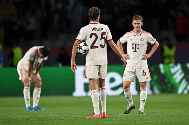 Bilder des Jahres 2024, Sport 10 Oktober Sport Themen der Woche KW43 Sport Bilder des Tages Barcelona, Estadi Olimpic Lluis Companys, 23.10.24, GER, Herren, UEFA Champions League, Saison 2024-2025, FC Barcelona, Barca - FC Bayern Muenchen Bild: v.li. Min-Jae KIM (Muenchen), Thomas MUELLER (Muenchen) und Joshua KIMMICH (Muenchen) Only for editorial use! UEFA regulations prohibit any use of photographs as image sequences and or quasi-video. Katalonien Spanien *** Barcelona, Estadi Olimpic Lluis Companys, 23 10 24, GER, Men, UEFA Champions League, Season 2024 2025, FC Barcelona FC Bayern Muenchen Picture from left Min Jae KIM Muenchen , Thomas MUELLER Muenchen and Joshua KIMMICH Muenchen Only for editorial use UEFA regulations prohibit any use of photographs as image sequences and or quasi video Catalonia Spain