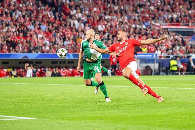 UEFA Champions League: Benfica Vs Feyenoord in Portugal - 23 Oct 2024 (L-R) Gernot Trauner of Feyenoord and Arthur Cabral of Benfica seen in action during UEFA Champions League match, between Benfica and Feyenoord at Estadio Lisboa e Benfica. Final score; Benfica 1:3 Feyenoord. Lisboa Portugal Copyright: xNunoxBrancox xSOPAxImagesx Benfica_Feyenoord_-125