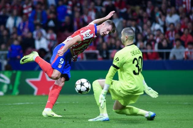 (241024) -- MADRID, Oct. 24, 2024 -- Atletico Madrid s Alexander Sorloth (L) vies with Lille s goalkeeper Lucas Chevalier during the Champions League football match between Atletico de Madrid and Lille LOSC, in Madrid, Spain, on October 23, 2024. (Photo by Xinhua) (SP)SPAIN-MADRID-FOOTBALL-CHAMPIONS LEAGUE-ATLETICO DE MADRID-LILLE LOSC GustavoxValiente 