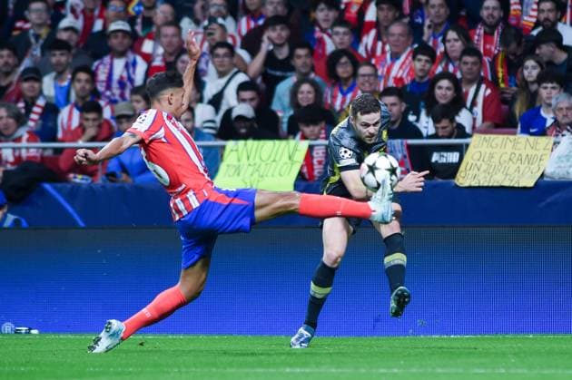 (241024) -- MADRID, Oct. 24, 2024 -- Atletico Madrid s Nahuel Molina (L) vies with Lille s Gabriel Gudmundsson during the Champions League football match between Atletico de Madrid and Lille LOSC, in Madrid, Spain, on October 23, 2024. (Photo by Xinhua) (SP)SPAIN-MADRID-FOOTBALL-CHAMPIONS LEAGUE-ATLETICO DE MADRID-LILLE LOSC GustavoxValiente 