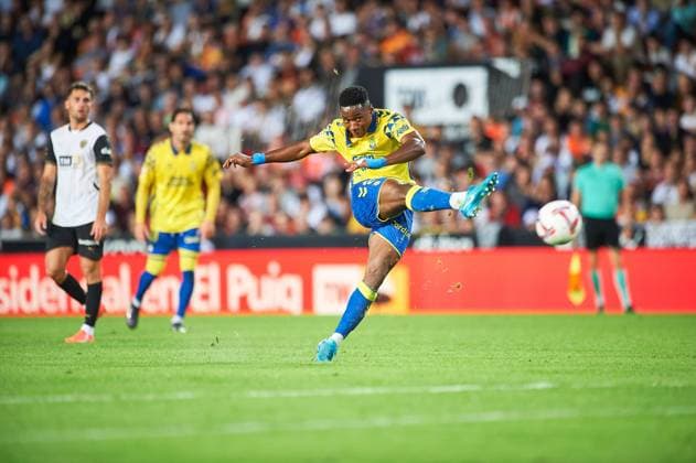 Liga EA Regular Season Round 10 in Valencia, Spain - 21 Oct 2024 Dario Cassia Luis Essugo of Union Deportiva Las Palmas SAD in action during the Liga EA Sport Regular Season Round 10 at Mestalla Stadium. Final Score: Valencia CF 2:3 Union Deportiva Las Palmas SAD Valencia Spain Copyright: xVicentexVidalxFernandezx xSOPAxImagesx 2024_10_21_sport_34