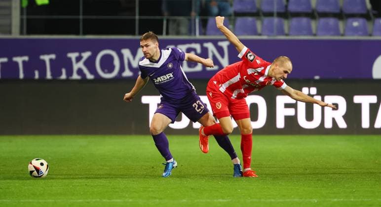 Aue, 22 10 2024, Erzgebirgsstadion, Fußball, 3 Liga, 11 Spieltag , FC Erzgebirge Aue vs FC Energie Cottbus , In the picture from left Anthony Barylla 23, Aue , Phil Halbauer 11, Cottbus , Nur für journalistische Zwecke Only for editorial use , DFB regulations prohibit any use of photographs as image sequences and or quasi video , Picture Point