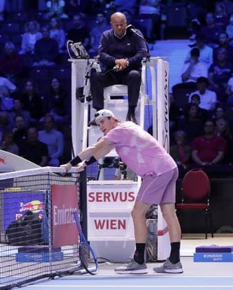TENNIS - ATP, Tennis Herren Erste Bank Open VIENNA,AUSTRIA,24.OCT.24 - TENNIS - ATP World Tour, Erste Bank Open. Image shows referee Carlos Bernardes (BRA) and Jack Draper (GBR).  GEPAxpictures xWalterxLuger