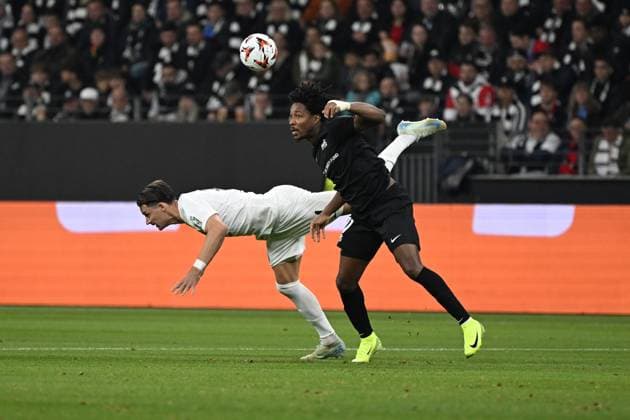 24 10 2024, xjhx, Football UEFA Europa League, Eintracht Frankfurt Rigas Futbola Skola emspor, v l Robin Koch Eintracht Frankfurt Cedric Kouadio Rigas Futbola Skola RFS Zweikampf, Aktion, action, battle for the ball DFL DFB REGULATIONS PROHIBIT ANY USE OF PHOTOGRAPHS as IMAGE SEQUENCES and or QUASI VIDEO Frankfurt am Main