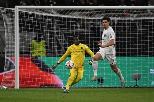 24 10 2024, xjhx, Football UEFA Europa League, Eintracht Frankfurt Rigas Futbola Skola emspor, v l Fabrice Ondoa Rigas Futbola Skola RFS Igor Matanovic Eintracht Frankfurt Zweikampf, Aktion, action, battle for the ball DFL DFB REGULATIONS PROHIBIT ANY USE OF PHOTOGRAPHS as IMAGE SEQUENCES and or QUASI VIDEO Frankfurt am Main