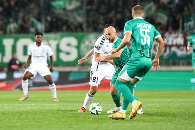 SOCCER - UEFA ECL, Rapid vs Noah VIENNA,AUSTRIA,24.OCT.24 - SOCCER - UEFA Conference League, SK Rapid Wien vs FC Noah Yerevan. Image shows Imrane Oulad Omar (Noah), Lukas Grgic and Nenad Cvetkovic (Rapid).  GEPAxpictures xArminxRauthner