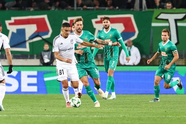 SOCCER - UEFA ECL, Rapid vs Noah VIENNA,AUSTRIA,24.OCT.24 - SOCCER - UEFA Conference League, SK Rapid Wien vs FC Noah Yerevan. Image shows Imrane Oulad Omar (Noah) and Guido Burgstaller (Rapid).  GEPAxpictures xArminxRauthner