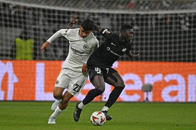 24 10 2024, xjhx, Football UEFA Europa League, Eintracht Frankfurt Rigas Futbola Skola emspor, v l Can Uzun Eintracht Frankfurt Haruna Njie Rigas Futbola Skola RFS Zweikampf, action, action, battle for the ball DFL DFB REGULATIONS PROHIBIT ANY USE OF PHOTOGRAPHS as IMAGE SEQUENCES and or QUASI VIDEO Frankfurt am Main