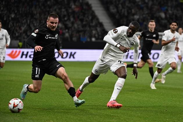 24 10 2024, xjhx, Football UEFA Europa League, Eintracht Frankfurt Rigas Futbola Skola emspor, v l Robert Savalnieks Rigas Futbola Skola RFS Niels Nkounkou Eintracht Frankfurt Zweikampf, Aktion, action, battle for the ball DFL DFB REGULATIONS PROHIBIT ANY USE OF PHOTOGRAPHS as IMAGE SEQUENCES and or QUASI VIDEO Frankfurt am Main